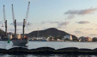 Colima | Marina contiene derrame de hidrocarburos en inmediaciones de muelle turístico