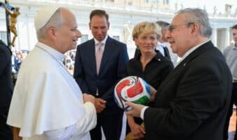 Mundial 2026: Obsequian a León XIV balón con el que se juega la Copa del Mundo | Video