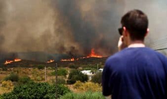 Incendios desbordan España y Francia: miles evacuados