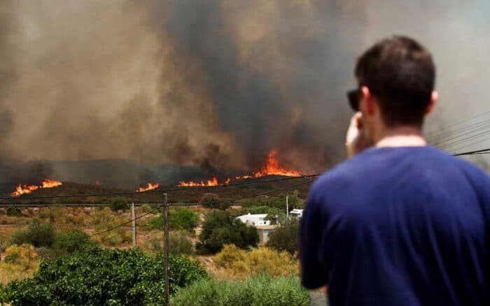 Incendios desbordan España y Francia: miles evacuados