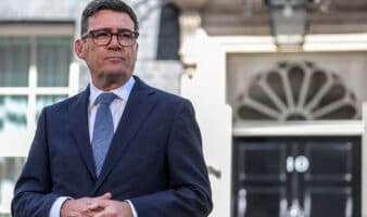 Andy Burnham toma posesión como primer ministro de Reino Unido; promete nuevo modelo político y económico