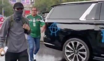 Cuauhtémoc Blanco es increpado; manifestantes le gritan 'asesino' y pintan su camioneta