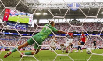 'Siento que nos robaron': papá de Haaland acusa robo arbitral tras eliminación de Noruega