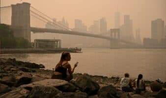Humo peligroso de incendios en Canadá asfixia a EE. UU.