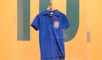 Subastan la camiseta que usó Pelé en la final de 1958 en 4.9 millones de dólares