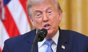Trump pone en duda la integridad del sistema electoral y denuncia interferencia masiva de China
