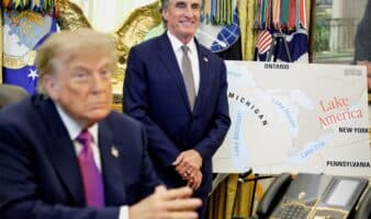 Trump firma un decreto para cambiar el nombre del Lago de Ontario a "Lago de América"