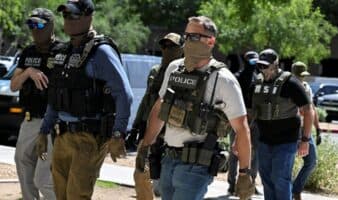 ICE comprará 6 mil guantes con descargas eléctricas para someter a migrantes