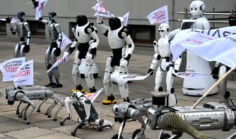 Robots marchan en Polonia para exigir regulación de la IA