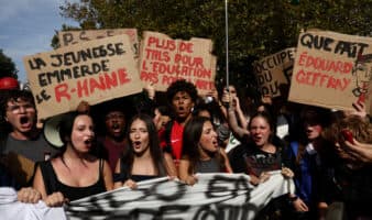 Protestas estudiantiles se extienden por Francia en plena huelga del sector público