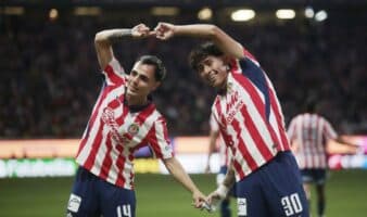 Chivas golea a Pumas y toma el liderato de Liga MX | J8