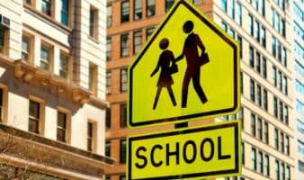 Nueva York apuesta por escuelas públicas sin uso de IA: estas son las nuevas reglas