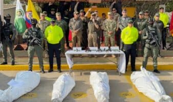 Ordenan a De la Espriella retirar imágenes en las que aparece entre cadáveres
