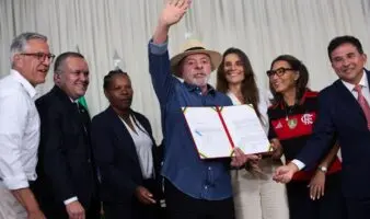 Mediante ley, Lula convierte el fútbol femenino en 'prioridad' de Brasil