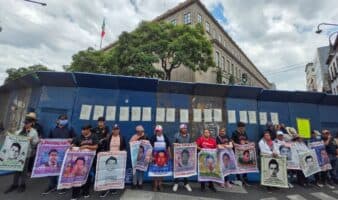 Madres y padres de Ayotzinapa protestan afuera de la Corte
