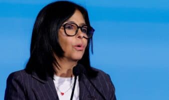 Delcy Rodríguez pide a los medios no estigmatizar a Venezuela y promete elecciones con autoridad electoral renovada