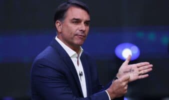 Flávio Bolsonaro dice que salió de Brasil porque es víctima de una 'persecución'
