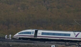 España identifica a las víctimas del choque de trenes ante la angustia de sus familias
