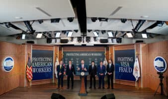 Trump excluye a Microsoft y Adobe de un programa para trabajadores inmigrantes especializados
