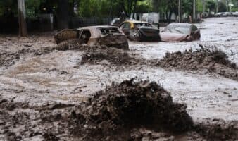 Aluvión arrastra autos y deja 6 heridos en Chile; declaran estado de catástrofe
