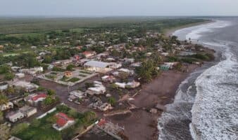 Huracán Simon mantiene en alerta a la costa de Nayarit