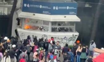 Marcha del 2 de octubre avanza entre denuncias de abuso policial y vandalismo