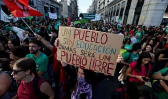La huelga indefinida de la educación pública en Madrid arranca con detenciones y marchas