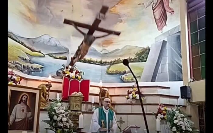 Sacerdote muere tras caerle una cruz en plena misa transmitida en vivo en Ecuador