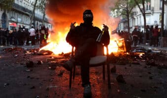 Gobierno francés pedirá toques de queda parciales ante la ola de disturbios y saqueos