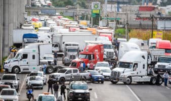 Transportistas acuerdan retirar bloqueos y suspender movilizaciones tras reunión con Segob