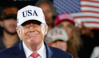 Trump ahora insulta a periodistas de CNN y ABC News; las llama 'tonta' y 'estúpida'